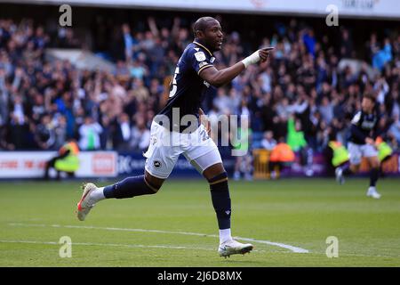 Benik Afobe, de Millwall, fête ses 1st buts en équipe. EFL Skybet Championship Match, Millwall v Peterborough Utd au Den à Londres le samedi 30th avril 2022. Cette image ne peut être utilisée qu'à des fins éditoriales. Utilisation éditoriale uniquement, licence requise pour une utilisation commerciale. Pas d'utilisation dans les Paris, les jeux ou les publications d'un seul club/ligue/joueur. photo de Steffan Bowen/Andrew Orchard sports photographie/Alamy Live news Banque D'Images