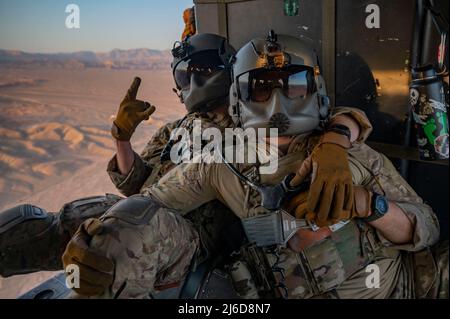 Tech. Sgt. Jeffrey Hegstrom (à gauche) et le sergent d'état-major. Dominic Brinker (à droite), instructeurs aviateurs des missions spéciales du 66th Escadron de sauvetage (SRSQ), célébrez le dernier vol de Brinker avec les 66 SRSQ le 28 avril 2022 sur le terrain d’essais et d’entraînement du Nevada. La mission des NQS de 66 est de fournir des forces de recherche et de sauvetage de combat rapidement déployables, expéditionnaires et agiles en réponse à des opérations d'urgence dans le monde entier. (É.-U. Photo de la Force aérienne par le premier Airman Zachary Rufus) Banque D'Images