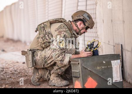 Un Airman de l'armée de l'air américaine avec le vol d'évacuation des munitions explosives (EOD) du groupe expéditionnaire aérien de 409th effectue un exercice de sauvetage en otage à la base aérienne de Nigerien 201, Agadez, Niger, le 27 avril 2022. Cette formation développe et améliore la capacité de la DOE de 409th à atténuer de façon professionnelle et compétente les menaces explosives dans la région. Le renforcement des capacités de défense vise à rassurer les membres du service américain et leurs partenaires locaux, en renforçant le partenariat militaire de longue date entre les États-Unis et le Niger. (É.-U. Photo de la Garde nationale aérienne par le sergent d'état-major. Chloe Ochs) Banque D'Images