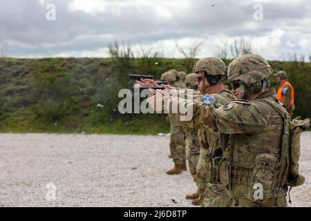 Les soldats de la Garde nationale de l'armée américaine du bataillon Charlie Company 1st, 149th infanterie, et les soldats de la République de Lettonie effectuent une formation sur les armes à feu près de Mitrovica, au Kosovo, le 23 avril 2022. À l'intérieur du pays, la coopération des Forces du Kosovo a lieu entre toutes nos nations valorisées qui fournissent des contingents. (É.-U. Photo de la Garde nationale de l'armée par le Sgt. Matt Damon) Banque D'Images