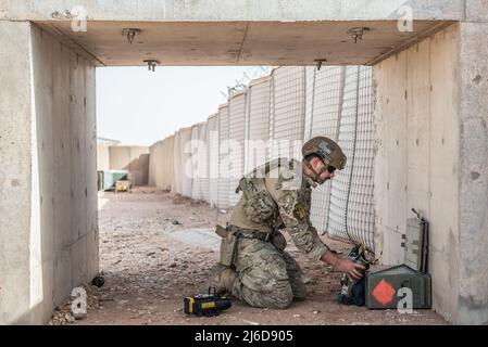 Un Airman de l'armée de l'air américaine avec le vol d'évacuation des munitions explosives (EOD) du groupe expéditionnaire aérien de 409th effectue un exercice de sauvetage en otage à la base aérienne de Nigerien 201, Agadez, Niger, le 27 avril 2022. Cette formation développe et améliore la capacité de la DOE de 409th à atténuer de façon professionnelle et compétente les menaces explosives dans la région. Le renforcement des capacités de défense vise à rassurer les membres du service américain et leurs partenaires locaux, en renforçant le partenariat militaire de longue date entre les États-Unis et le Niger. (É.-U. Photo de la Garde nationale aérienne par le sergent d'état-major. Chloe Ochs) Banque D'Images