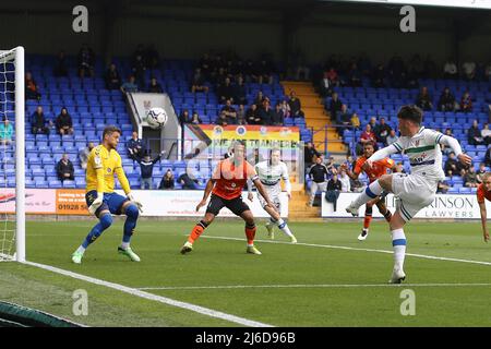 Birkenhead, Wirral, Royaume-Uni. 30th avril 2022. Josh Hawkes de Tranmere Rovers tire mais voit son effort voler au-dessus de la barre transversale. EFL Skybet football League Two Match, Tranmere Rovers v Oldham Athletic au Prenton Park, Birkenhead, Wirral, le samedi 30th avril 2022. Cette image ne peut être utilisée qu'à des fins éditoriales. Utilisation éditoriale uniquement, licence requise pour une utilisation commerciale. Aucune utilisation dans les Paris, les jeux ou les publications d'un seul club/ligue/joueur.pic par Chris Stading/Andrew Orchard sports photographie/Alay Live News Banque D'Images