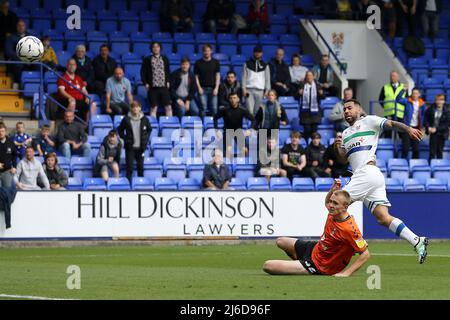 Birkenhead, Wirral, Royaume-Uni. 30th avril 2022. Kane Hemmings de Tranmere Rovers (r) s'accroche mais voit son effort sauvé. EFL Skybet football League Two Match, Tranmere Rovers v Oldham Athletic au Prenton Park, Birkenhead, Wirral, le samedi 30th avril 2022. Cette image ne peut être utilisée qu'à des fins éditoriales. Utilisation éditoriale uniquement, licence requise pour une utilisation commerciale. Aucune utilisation dans les Paris, les jeux ou les publications d'un seul club/ligue/joueur.pic par Chris Stading/Andrew Orchard sports photographie/Alay Live News Banque D'Images