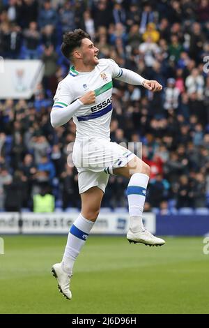 Birkenhead, Wirral, Royaume-Uni. 30th avril 2022. Josh Hawkes de Tranmere Rovers fête ses célébrations après avoir obtenu le score de ses équipes de 1st. EFL Skybet football League Two Match, Tranmere Rovers v Oldham Athletic au Prenton Park, Birkenhead, Wirral, le samedi 30th avril 2022. Cette image ne peut être utilisée qu'à des fins éditoriales. Utilisation éditoriale uniquement, licence requise pour une utilisation commerciale. Aucune utilisation dans les Paris, les jeux ou les publications d'un seul club/ligue/joueur.pic par Chris Stading/Andrew Orchard sports photographie/Alay Live News Banque D'Images