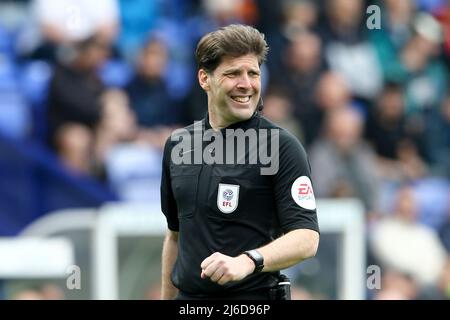 Birkenhead, Wirral, Royaume-Uni. 30th avril 2022. Le cheveu de l'arbitre Neil est allumé. EFL Skybet football League Two Match, Tranmere Rovers v Oldham Athletic au Prenton Park, Birkenhead, Wirral, le samedi 30th avril 2022. Cette image ne peut être utilisée qu'à des fins éditoriales. Utilisation éditoriale uniquement, licence requise pour une utilisation commerciale. Aucune utilisation dans les Paris, les jeux ou les publications d'un seul club/ligue/joueur.pic par Chris Stading/Andrew Orchard sports photographie/Alay Live News Banque D'Images