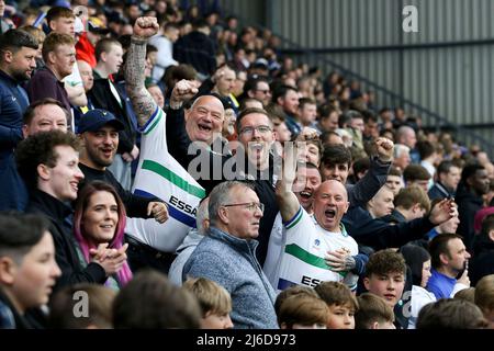 Birkenhead, Wirral, Royaume-Uni. 30th avril 2022. Les fans de Tranmere apprécient leur journée. EFL Skybet football League Two Match, Tranmere Rovers v Oldham Athletic au Prenton Park, Birkenhead, Wirral, le samedi 30th avril 2022. Cette image ne peut être utilisée qu'à des fins éditoriales. Utilisation éditoriale uniquement, licence requise pour une utilisation commerciale. Aucune utilisation dans les Paris, les jeux ou les publications d'un seul club/ligue/joueur.pic par Chris Stading/Andrew Orchard sports photographie/Alay Live News Banque D'Images