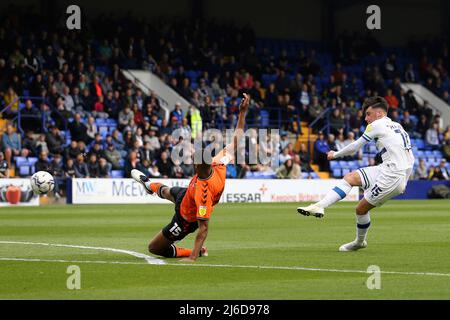 Birkenhead, Wirral, Royaume-Uni. 30th avril 2022. Josh Hawkes de Tranmere Rovers (r) tire et marque son équipe 1st but. EFL Skybet football League Two Match, Tranmere Rovers v Oldham Athletic au Prenton Park, Birkenhead, Wirral, le samedi 30th avril 2022. Cette image ne peut être utilisée qu'à des fins éditoriales. Utilisation éditoriale uniquement, licence requise pour une utilisation commerciale. Aucune utilisation dans les Paris, les jeux ou les publications d'un seul club/ligue/joueur.pic par Chris Stading/Andrew Orchard sports photographie/Alay Live News Banque D'Images