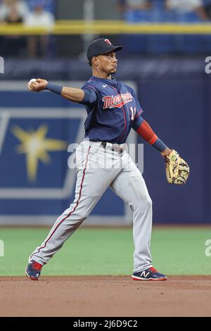 Saint-Pétersbourg, Floride. États-Unis; Minnesota Twins shortstop Jorge Polanco (11) se lance au premier pour la sortie lors d'un match de base-ball de ligue majeure contre le Tam Banque D'Images