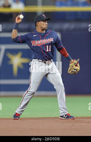 Saint-Pétersbourg, Floride. États-Unis; Minnesota Twins shortstop Jorge Polanco (11) se lance au premier pour la sortie lors d'un match de base-ball de ligue majeure contre le Tam Banque D'Images