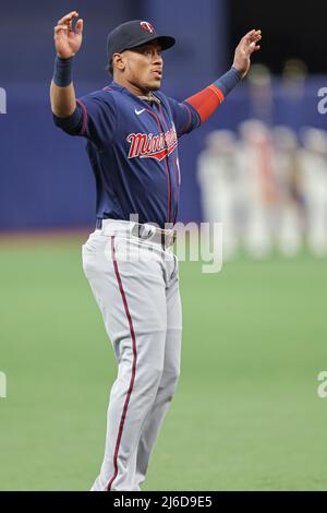 Saint-Pétersbourg, Floride. États-Unis; Minnesota Twins shortstop Jorge Polanco (11) pendant les échauffements avant un match de base-ball de ligue majeure contre le Tampa Banque D'Images