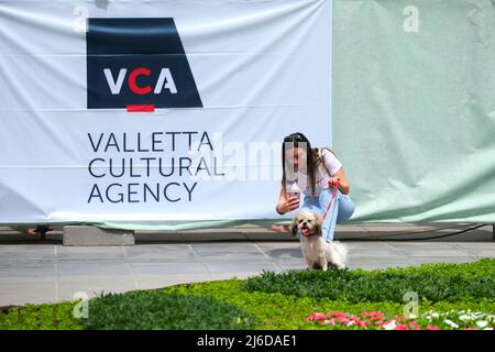 (220430) -- LA VALETTE, 30 avril 2022 (Xinhua) -- Une femme prend des photos sur la place Saint-Georges avec une exposition florale à la Valette, capitale de Malte, le 30 avril 2022. La neuvième édition du Festival vert de la Valette a lieu du 28 avril au 1 mai avec le thème "habitats naturels" de cette année. (Photo de Jonathan Borg/Xinhua) Banque D'Images
