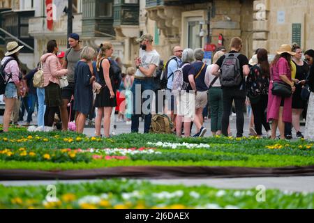 (220430) -- LA VALETTE, 30 avril 2022 (Xinhua) -- les gens visitent la place Saint-Georges avec une exposition florale à la Valette, capitale de Malte, le 30 avril 2022. La neuvième édition du Festival vert de la Valette a lieu du 28 avril au 1 mai avec le thème "habitats naturels" de cette année. (Photo de Jonathan Borg/Xinhua) Banque D'Images