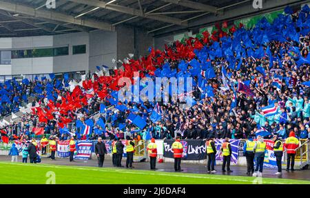 Les fans de Linfield au stand Kop de Windsor Park célèbrent le titre de ligue du club en 56th. Banque D'Images