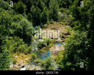 Vue sur les abysses du canyon de la rivière Dobra, Ogulin, paysage du centre de la Croatie Banque D'Images