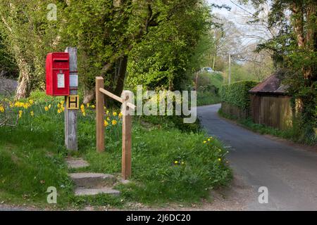 Boîte aux lettres de la lampe Elizabeth II avec une main courante intéressante et des marches menant à, près de Wherwell, Stockbridge, Hampshire, Angleterre Banque D'Images