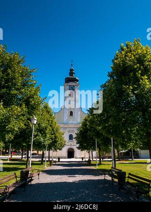 Ville d'Ogulin église et parc vue sur le paysage, paysage du centre de la Croatie Banque D'Images