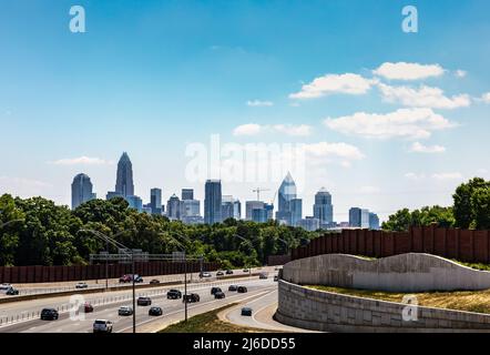 CHARLOTTE, NC, USA-23 MAI 2021 : Charlotte SkyScape, prise du pont Lasalle-Atando au-dessus de l'I-77. Banque D'Images