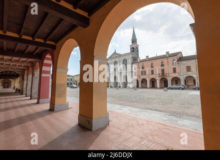 Pomponesco: Piazza XXIII Aprile, entouré de palais aux arcades où vivaient autrefois les courtisans de Gonzaga. Banque D'Images