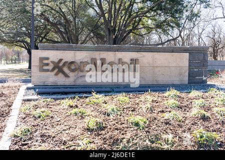 Irving, TX, USA - 20 mars 2022 : un gros plan du panneau ExxonMobil Ground est visible à Irving, Texas, USA. Banque D'Images