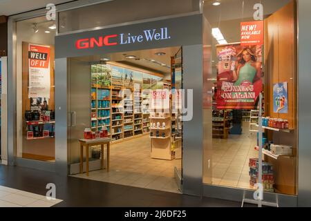 Houston, Texas, Etats-Unis - 25 février 2022: GNC magasin dans un centre commercial. Gamestop Corp Banque D'Images