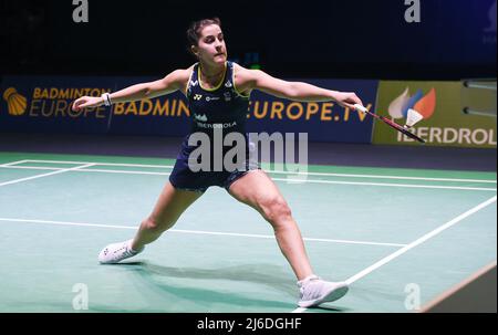 (220501) -- MADRID, 1 mai 2022 (Xinhua) -- Carolina Marin d'Espagne participe au match final des femmes célibataires contre Kirsty Gilmour d'Écosse aux Championnats d'Europe de badminton 2022 à Madrid, Espagne, le 30 avril 2022. (Photo de Gustavo Valiente/Xinhua) Banque D'Images