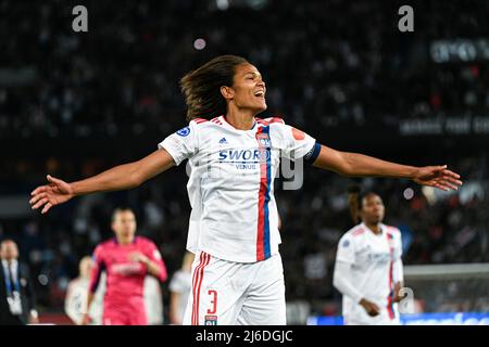 Paris, France. 30th avril 2022. Wendie Renard célèbre lors de la Ligue des champions des femmes de l'UEFA, demi-finales, match de football à 2nd jambes entre Paris Saint-Germain (PSG) et l'Olympique Lyonnais (OL) le 30 avril 2022 au stade du Parc des Princes à Paris, en France. Crédit : Victor Joly/Alamy Live News Banque D'Images