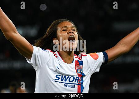 Paris, France. 30th avril 2022. Wendie Renard célèbre lors de la Ligue des champions des femmes de l'UEFA, demi-finales, match de football à 2nd jambes entre Paris Saint-Germain (PSG) et l'Olympique Lyonnais (OL) le 30 avril 2022 au stade du Parc des Princes à Paris, en France. Crédit : Victor Joly/Alamy Live News Banque D'Images