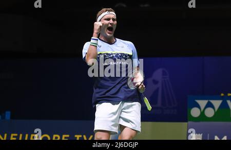 (220501) -- MADRID, le 1 mai 2022 (Xinhua) -- Victor Axlsen du Danemark célèbre lors du match final des célibataires hommes contre Anders Antonsen du Danemark aux championnats européens de badminton 2022 à Madrid, Espagne, le 30 avril 2022. (Photo de Gustavo Valiente/Xinhua) Banque D'Images