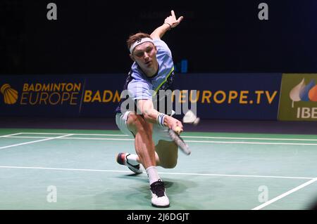 (220501) -- MADRID, le 1 mai 2022 (Xinhua) -- Victor Axlsen du Danemark participe au match final des hommes célibataires contre Anders Antonsen du Danemark aux championnats européens de badminton 2022 à Madrid, Espagne, le 30 avril 2022. (Photo de Gustavo Valiente/Xinhua) Banque D'Images