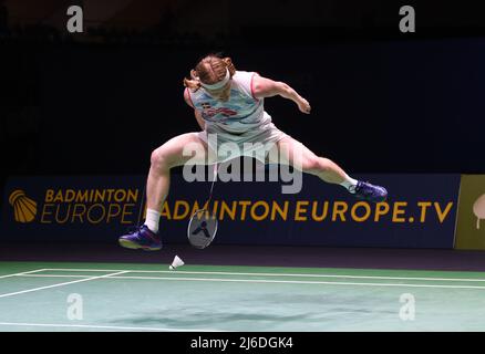 (220501) -- MADRID, le 1 mai 2022 (Xinhua) -- Anders Antonsen du Danemark participe au match final des hommes célibataires contre Victor Axlsen du Danemark aux championnats européens de badminton 2022 à Madrid, Espagne, le 30 avril 2022. (Photo de Gustavo Valiente/Xinhua) Banque D'Images