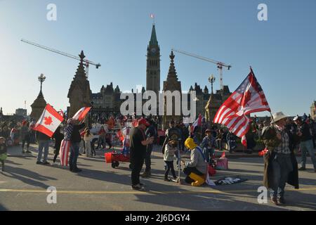 Le samedi 30 avril 2022, Ottawa Canada; le « Live from the Shed », « Freedom Fighters Canada » et « Veterans for Freedom » -- « Rolling Thunder Convoy » -- Memorial Event/Protest/Parade. Les vétérans ont prononcé des discours passionnés le matin, salués par des motos qui oraient. Les manifestants ont défilé sur la rue Elgin dans l'après-midi, sous la surveillance très étroite de la police. En plus petits nombres, les marcheurs se sont installés avec le soleil devant l'édifice du Parlement, présentant un festival comme une expérience de carnaval. Banque D'Images