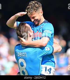 (220501) -- NAPLES, le 1 mai 2022 (Xinhua) -- Napoli Dries Mertens (top) célèbre son but lors d'un match de football entre Napoli et Sassuolo à Naples, en Italie, le 30 avril 2022. (Photo d'Alberto Lingria/Xinhua) Banque D'Images