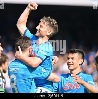 (220501) -- NAPLES, le 1 mai 2022 (Xinhua) -- Napoli Dries Mertens (C) célèbre son but avec ses coéquipiers lors d'un match de football entre Napoli et Sassuolo à Naples, Italie, le 30 avril 2022. (Photo d'Alberto Lingria/Xinhua) Banque D'Images