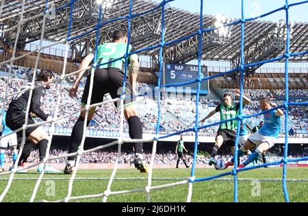 (220501) -- NAPLES, le 1 mai 2022 (Xinhua) -- Amir Rrahmani de Naples (1st R) marque son but lors d'un match de football entre Napoli et Sassuolo à Naples, Italie, le 30 avril 2022. (Photo d'Alberto Lingria/Xinhua) Banque D'Images