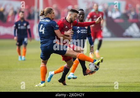 (220501) -- TORONTO, le 1 mai 2022 (Xinhua) -- Jesus Jimenez (C) du FC de Toronto vit avec Nick Hagglund (L) du FC Cincinnati lors du match de soccer de la Major League (MLS) de 2022 entre le FC de Toronto et le FC Cincinnati à Toronto, au Canada, le 30 avril 2022. (Photo de Zou Zheng/Xinhua) Banque D'Images