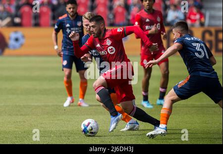 (220501) -- TORONTO, le 1 mai 2022 (Xinhua) -- Alejandro Pozuelo (devant, C) du Toronto FC traverse le match de football de la Major League (MLS) de 2022 entre le Toronto FC et le FC Cincinnati à Toronto, au Canada, le 30 avril 2022. (Photo de Zou Zheng/Xinhua) Banque D'Images