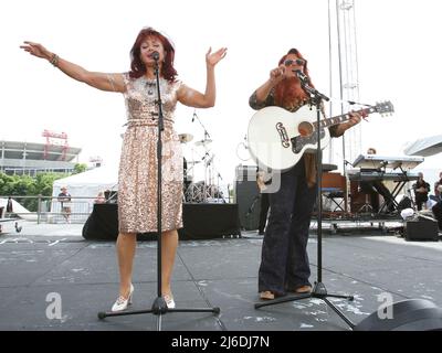 10 juin 2010 Nashville, TN. Le Judds 2010 CMA Music Festival Riverfront Stage © Curtis Hilbun / AFF-USA.COM Banque D'Images