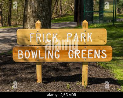 Le panneau Frick Park Bowling Greens se trouve à Frick Park, un parc appartenant à la ville de Pittsburgh, Pennsylvanie, États-Unis, lors d'une journée de printemps ensoleillée Banque D'Images