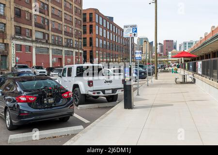 Voitures garées le long de Smallman Street dans le quartier de Strip District avec le centre-ville de Pittsburgh, Pennsylvanie États-Unis Banque D'Images