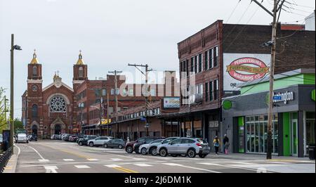 Les entreprises le long de Smallman Street avec l'église catholique St. Stanislaus Kostka dans le quartier de Strip à Pittsburgh, Pennsylvanie, Etats-Unis Banque D'Images