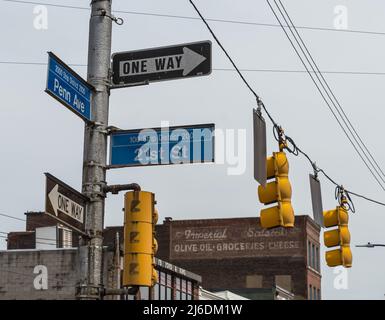 Panneaux et feux de signalisation dans le quartier de Strip District à Pittsburgh, Pennsylvanie, États-Unis Banque D'Images