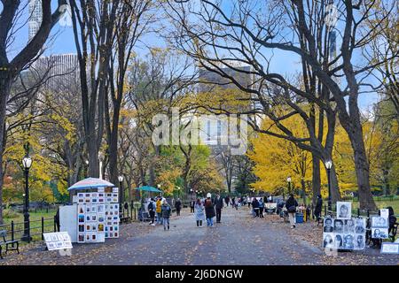 Promenade à travers Central Park, New York City, avec feuillage d'automne et vendeurs Banque D'Images