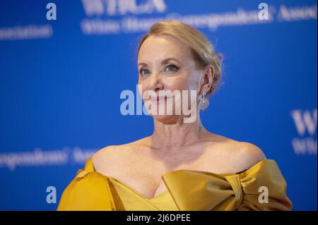 J. Smith Cameron arrive au dîner de l'Association des correspondants de la Maison Blanche de 2022 au Washington Hilton de Washington, DC, le samedi 30 avril 2022. Le dîner est de retour cette année pour la première fois depuis 2019. Photo de Bonnie Cash/UPI . Banque D'Images