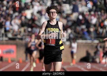 Gary Martin de l'archevêque Wood célèbre après avoir remporté le championnat de course en mile des garçons dans un match record de 4:01,04 lors du 126e Penn Relays, vendredi 29 avril 2022, à Philadelphie. Banque D'Images