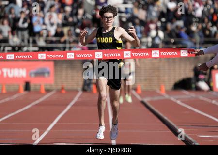 Gary Martin de l'archevêque Wood célèbre après avoir remporté le championnat de course en mile des garçons dans un match record de 4:01,04 lors du 126e Penn Relays, vendredi 29 avril 2022, à Philadelphie. Banque D'Images