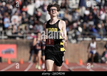 Gary Martin de l'archevêque Wood célèbre après avoir remporté le championnat de course en mile des garçons dans un match record de 4:01,04 lors du 126e Penn Relays, vendredi 29 avril 2022, à Philadelphie. Banque D'Images