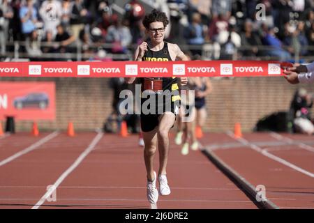 Gary Martin de l'archevêque Wood célèbre après avoir remporté le championnat de course en mile des garçons dans un match record de 4:01,04 lors du 126e Penn Relays, vendredi 29 avril 2022, à Philadelphie. Banque D'Images