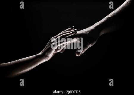 Deux mains au moment de l'adieu. Les mains de retenue des relations. Aidez vos amis à passer des moments difficiles. Geste de sauvetage, soutien, amitié et Banque D'Images