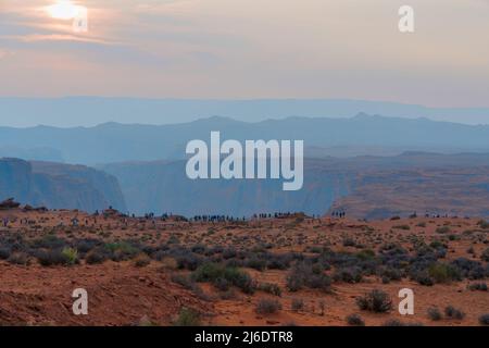 Virage en fer à cheval, vue depuis loin.coucher de soleil dans le désert. Paysage pittoresque avec montagnes et ciel nuageux, espace de copie pour le texte Banque D'Images