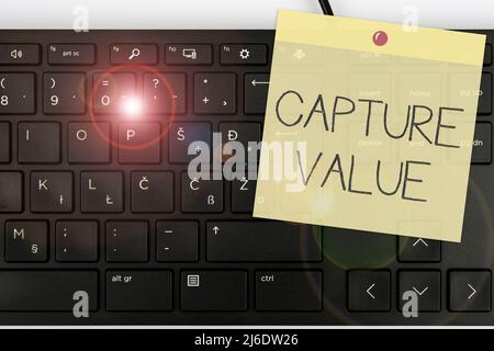Symbole de texte indiquant la valeur de capture. Vitrine commerciale relation client satisfaire les besoins marque force rétention ordinateur clavier et symbole Banque D'Images